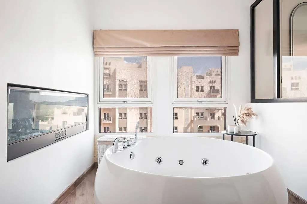 Chic Studio With A Bath Tub, Pool & Gym Near Golf Club Apartment Dubai