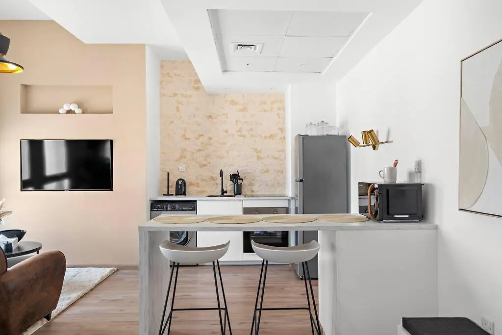 Chic Studio With A Bath Tub, Pool & Gym Near Golf Club 0*, Dubai